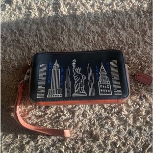 ⚜️ Coach Wristlet NWOT